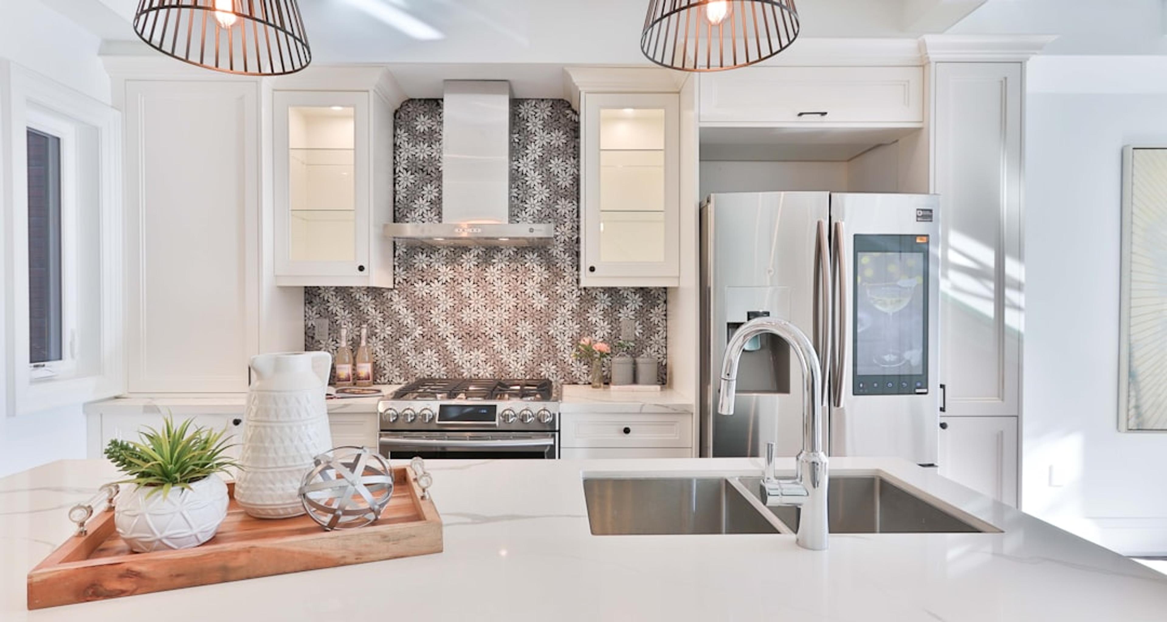 White kitchen with marble-pattern backsplash