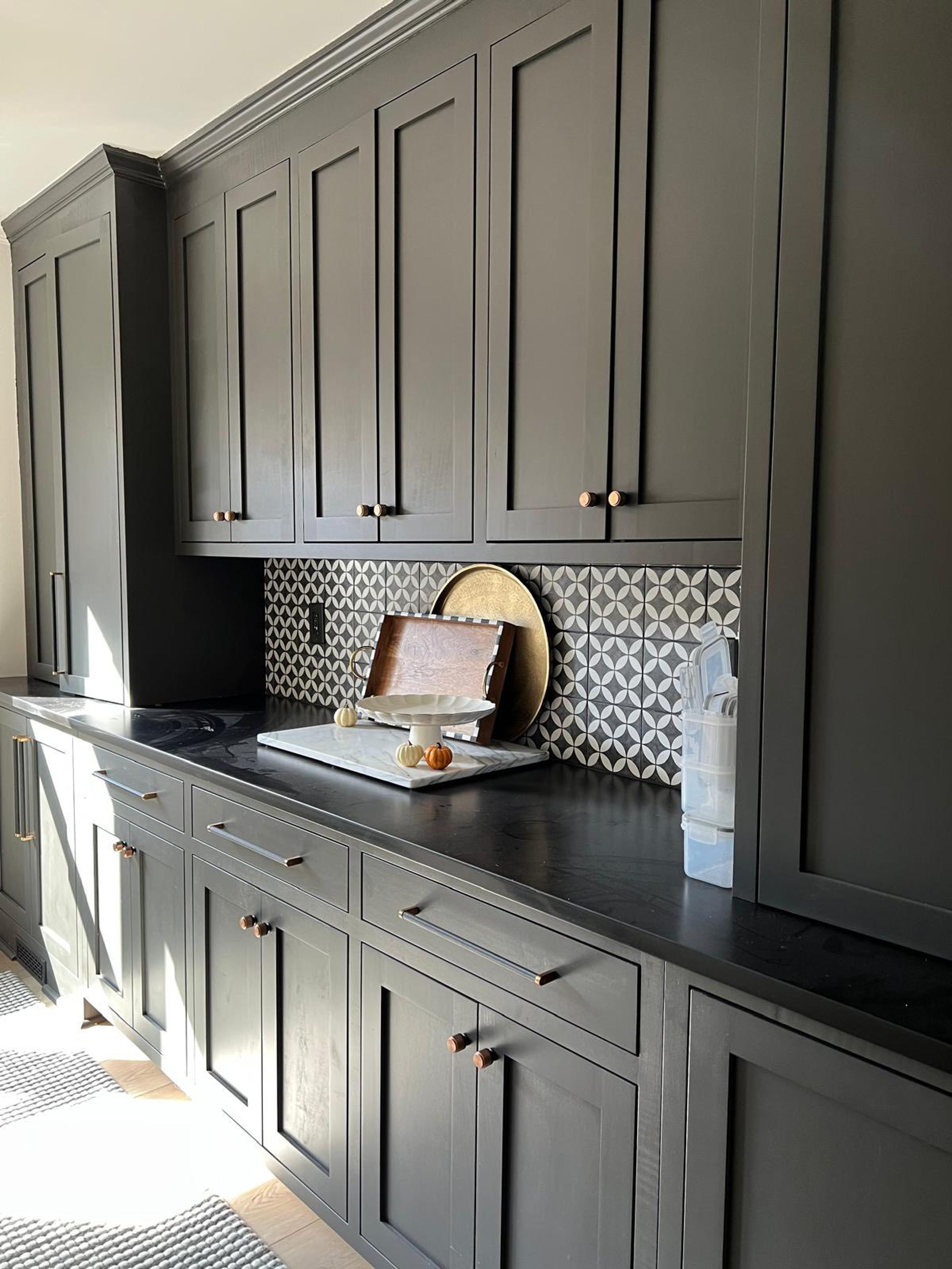 Graphite shaker cabinets with mosaic backsplash and dark countertops
