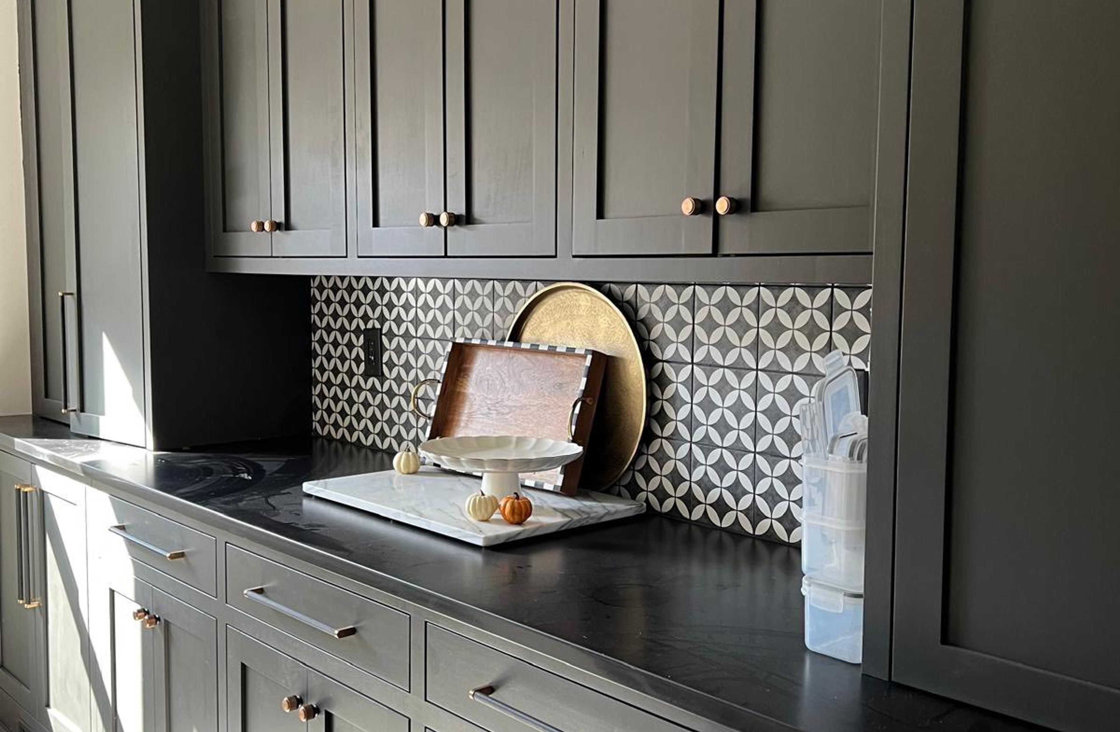 Graphite RTA shaker cabinets with mosaic backsplash
