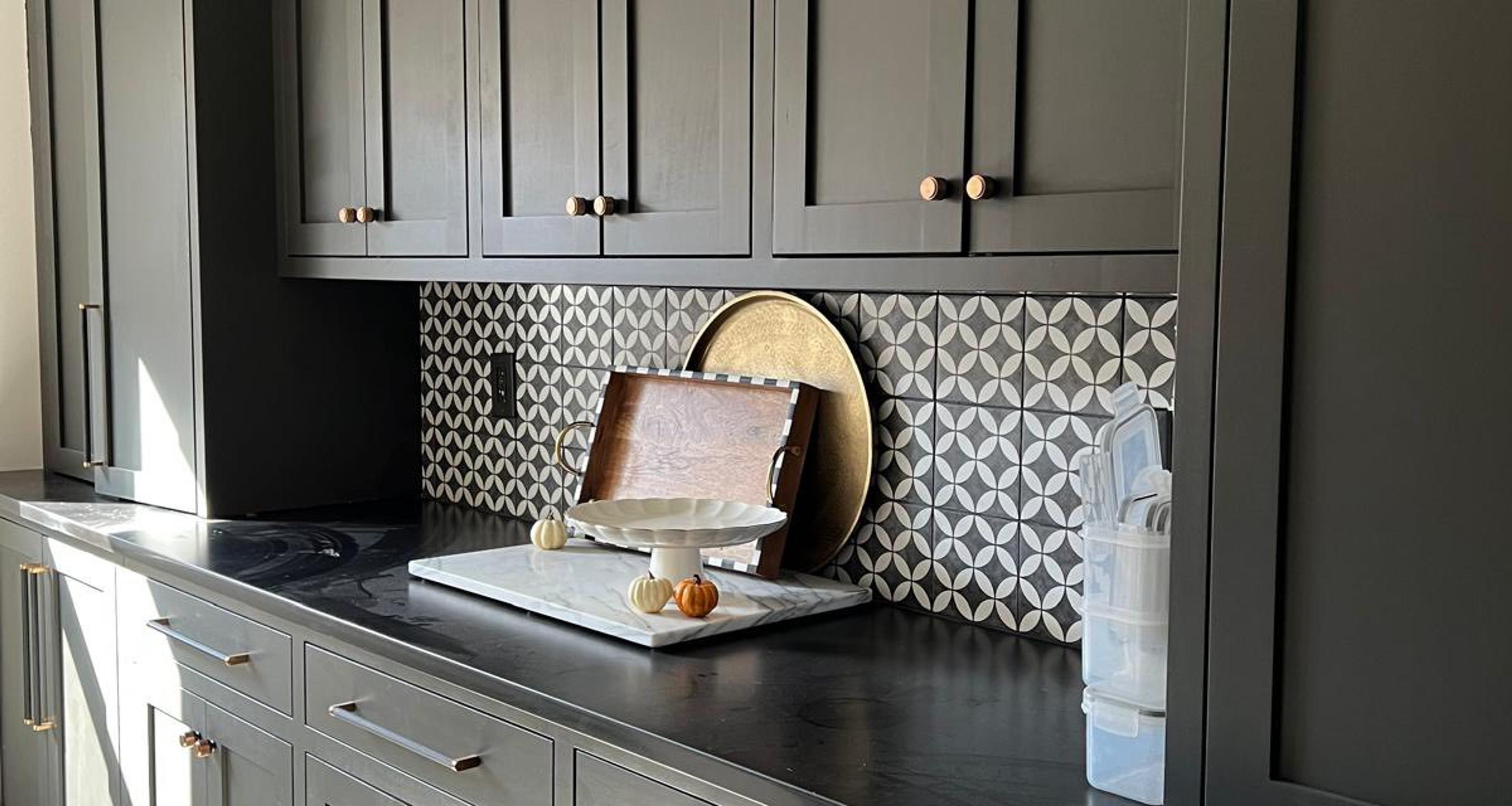 Graphite RTA shaker cabinets with mosaic backsplash