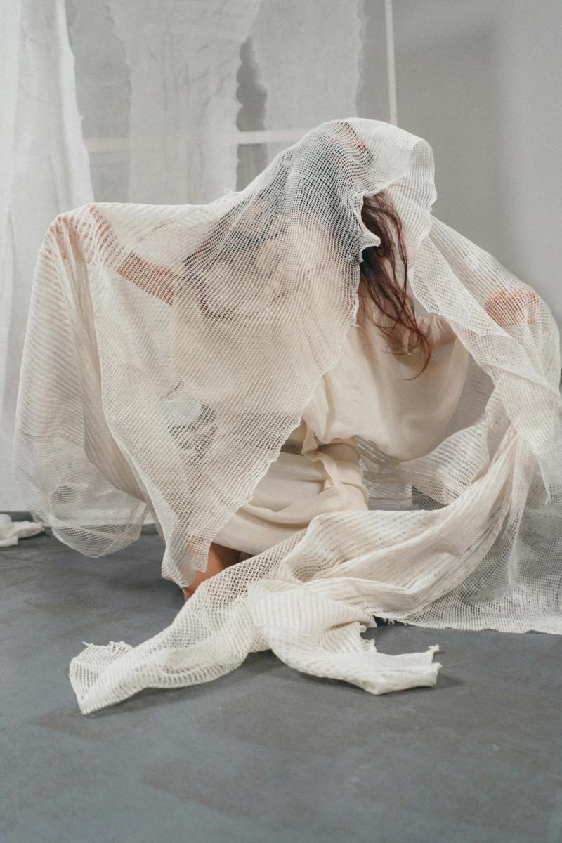 Omer Asim Revitalizes Brand at London Fashion Week with Scarlett Rouge Performance - L'Officiel Italy