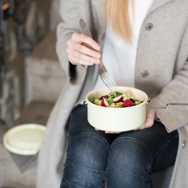 Salat für das Mittagessen für unterwegs in der Serve+Store Dichtungsdose