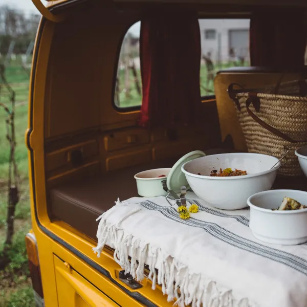 Draußen unterwegs mit Produkten in Classic Weiß