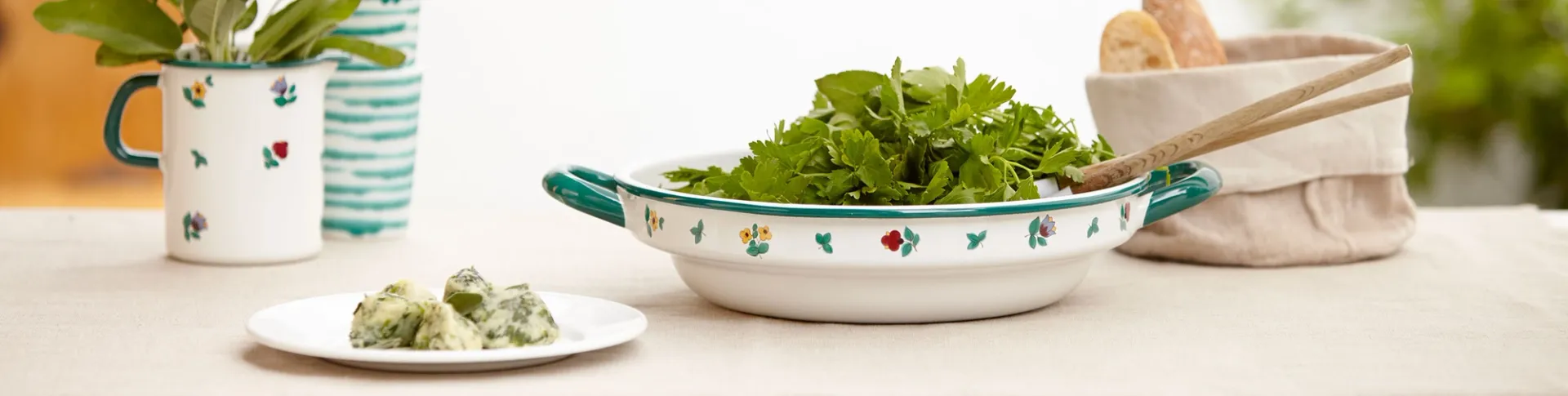 Spinatknödel mit Salad serviert in der Gmundner Keramik Kollektion