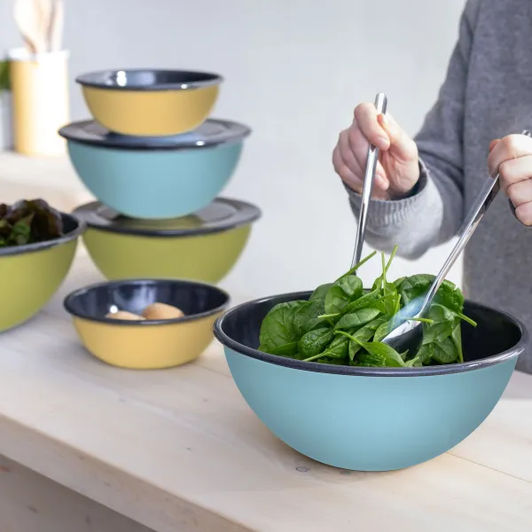 Backschüssel gefüllt mit Salat