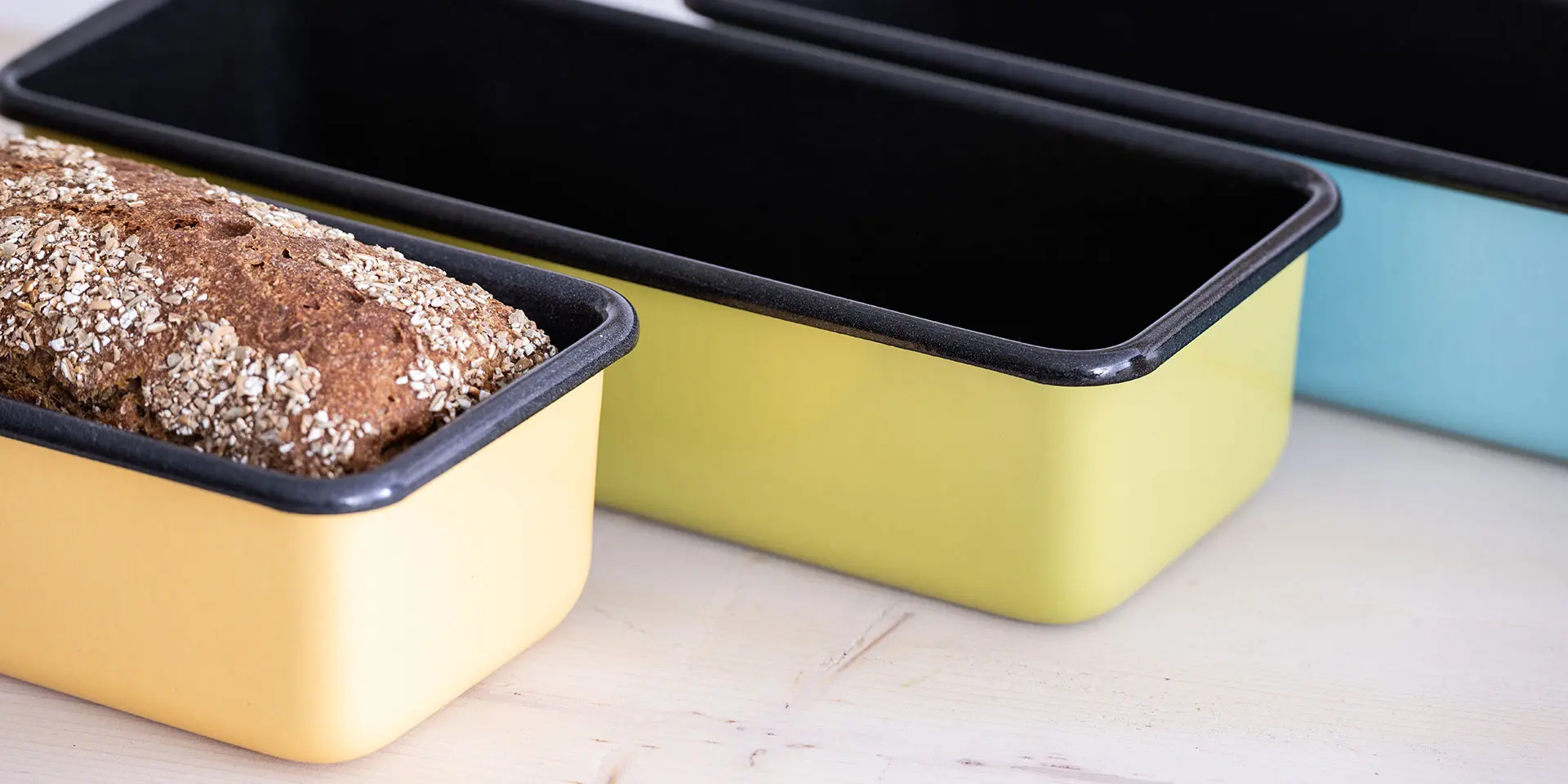 Person schneidet in Königskuchenform