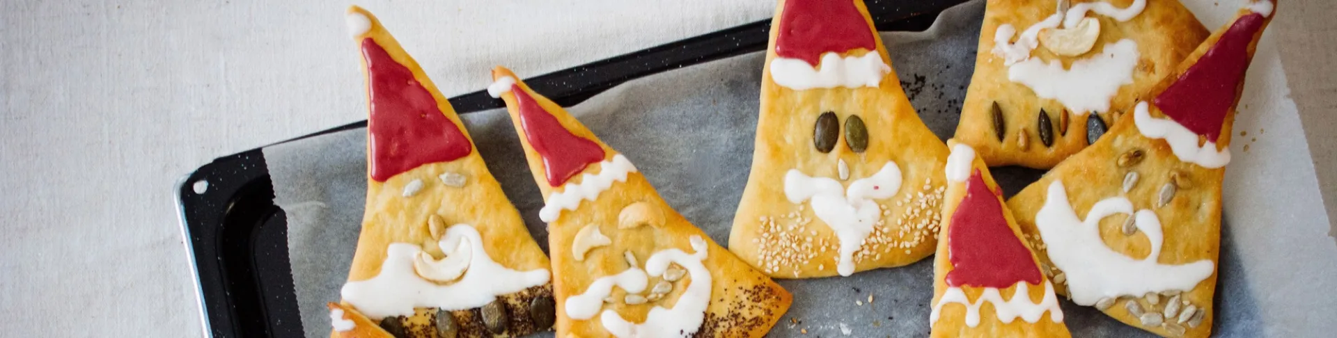 Kekse auf dem Emaillebackrohr