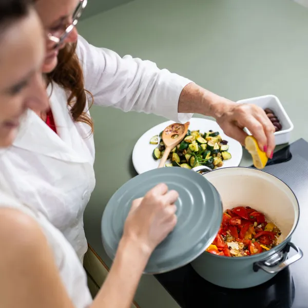 Zwei Frauen kochen Ratatouille im Topf mit AromaPlus-Deckel