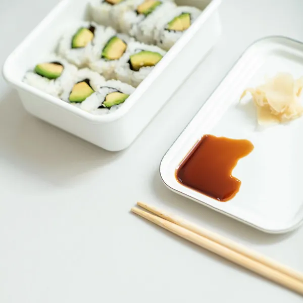 Sushi für unterwegs, serviert im Serve+Store Vorratsbehälter 