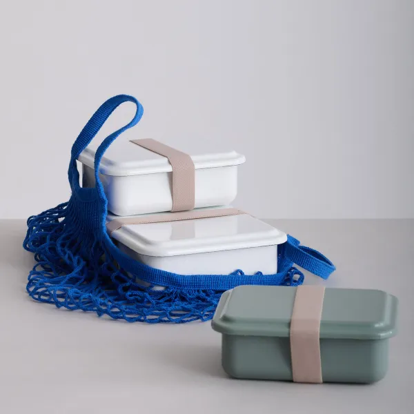 Serve+Store Vorratsbehälter mit dem Serve+Carry Trageband für den einfachen Transport