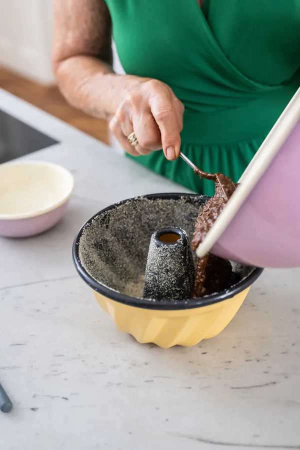 Befüllen der Gugelhupfform