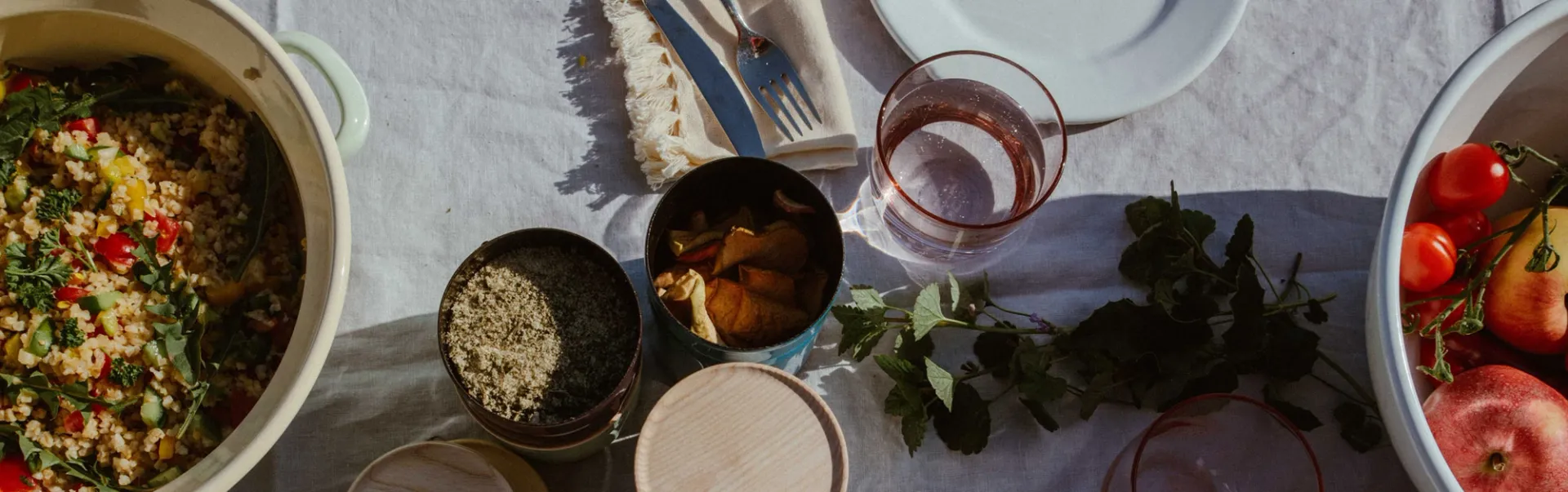 Gedeckter Tisch mit Weitling, Kitchenmanagementdosen & Obst- und Gemüseschüssel