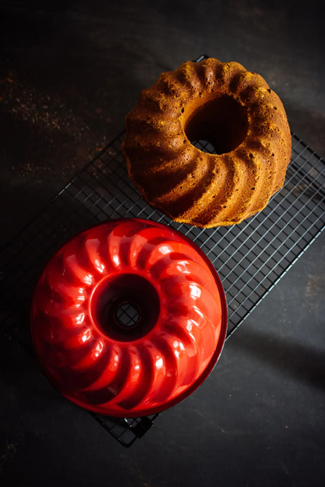 Rote Gugelhupfform mit Gugelhupf