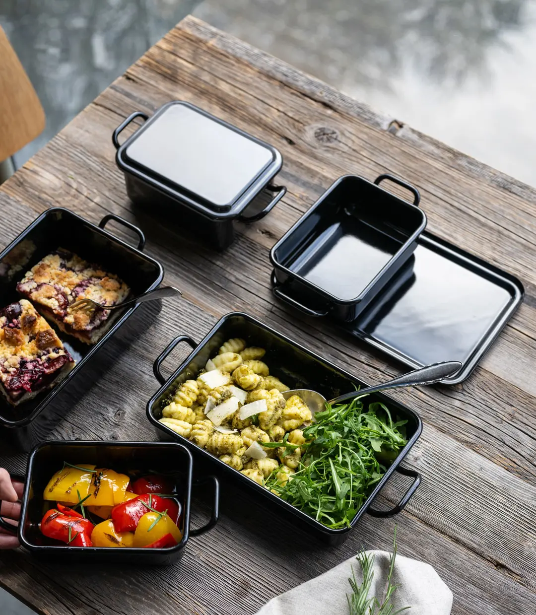 Mini Back- und Servierformen gefüllt mit verschiedenen Speisen