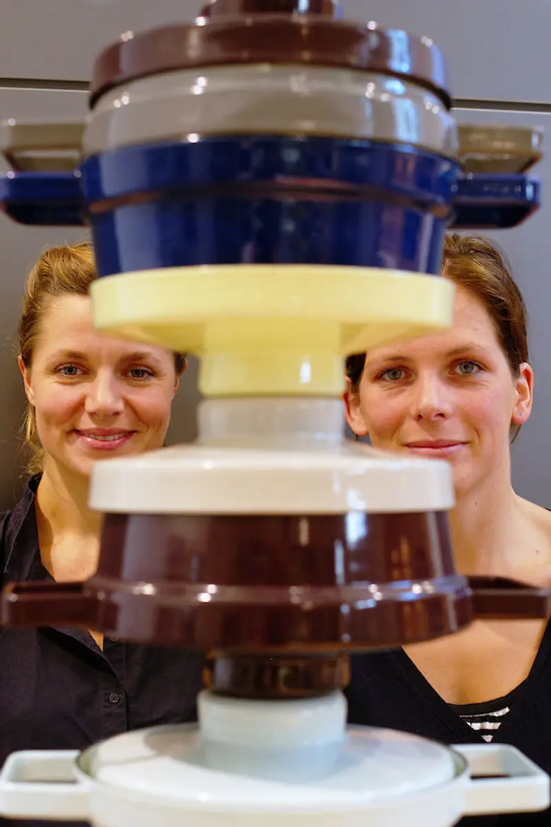 Portrait Katrin Radanitsch und Sofia Podreka vor Aromapot