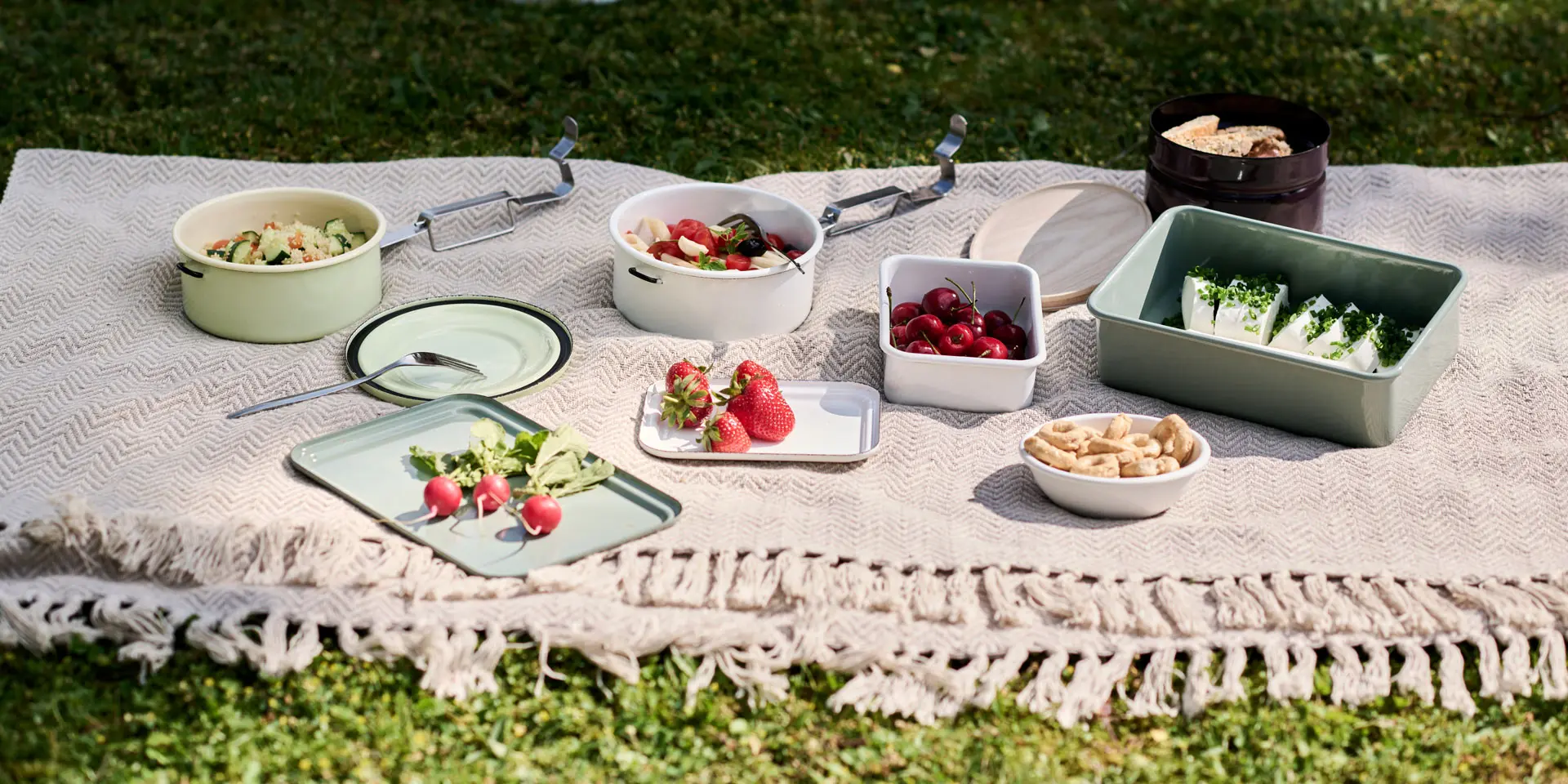 Picknick Decke mit Emailleprodukten
