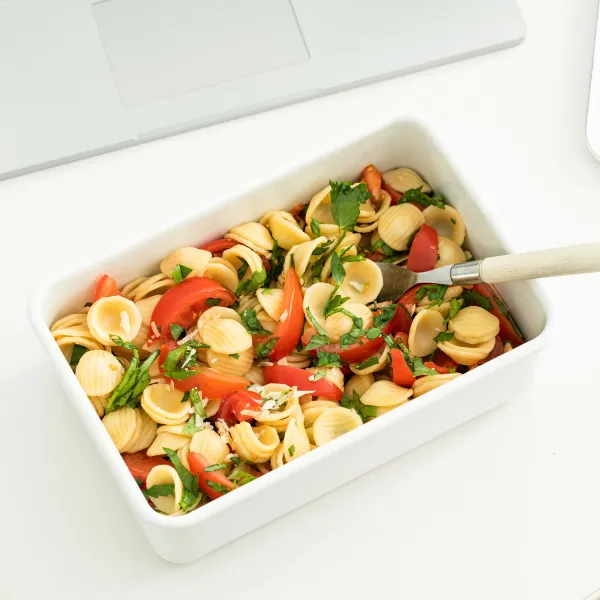 Pasta am Arbeitsplatz, serviert im Serve+Store Vorratsbehälter