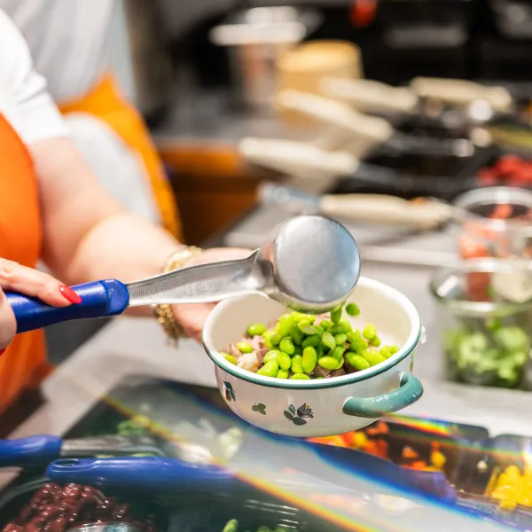 Zubereitung einer Lunch Bowl in der Bauernschüssel