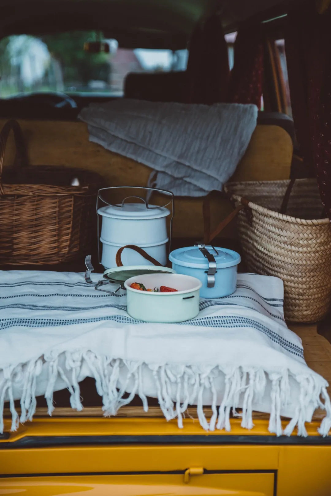 Essensträger und Dichtungsdosen auf der Rückbank von Van 