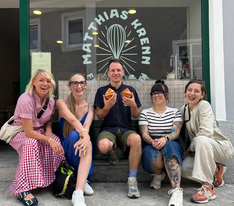 Mathias Krenn und Teilnehmer:innen vor Feinbäckerei Krenn