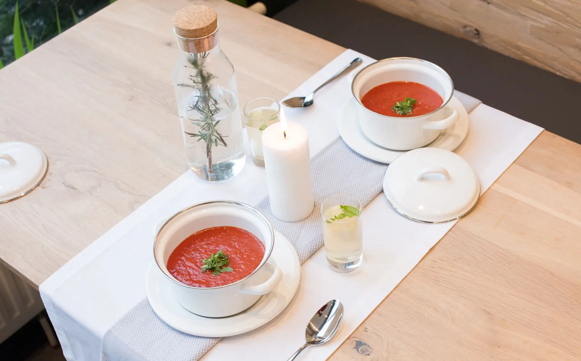 Tomatensuppe serviert im weißen 'Reindl'