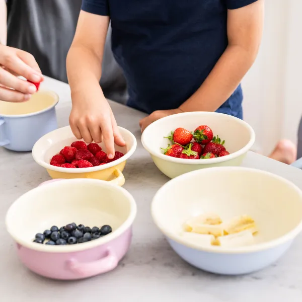 Obst in verschiedenen Emailleschüsseln