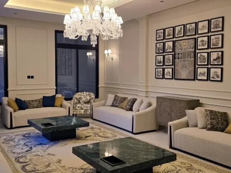 مجلس سكني فاخر يوضح الفرق بين التصميم الداخلي والتنفيذ الهندسي