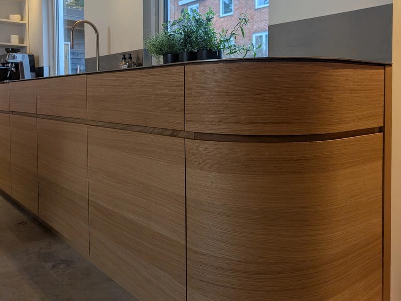 kitchen-with-stainless-steel-top