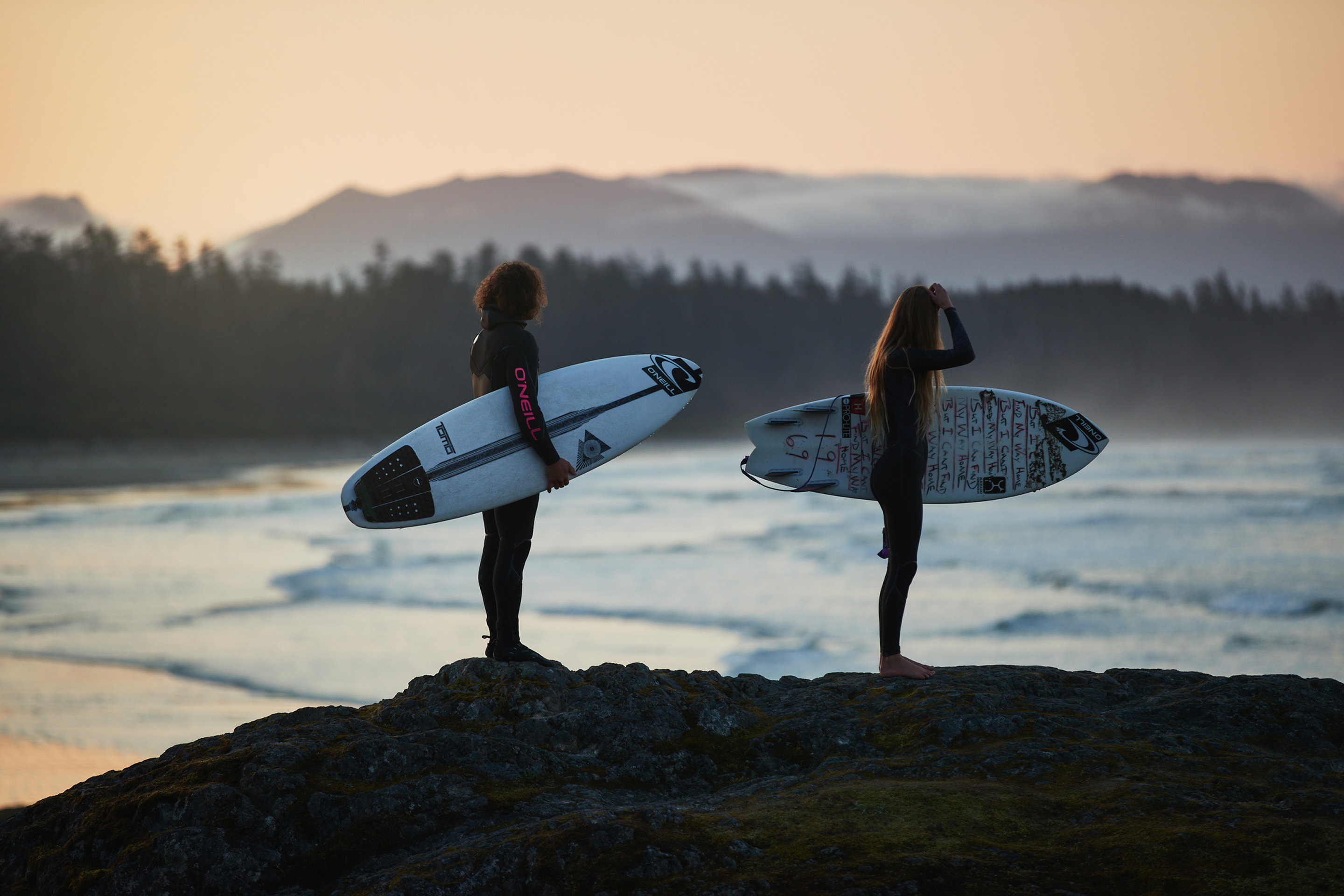2 surfers