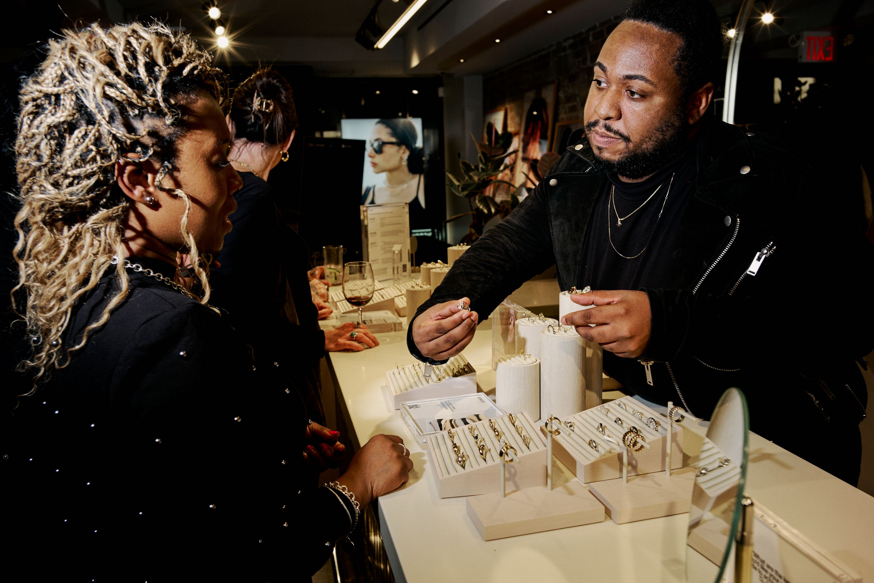 Guests at Mejuri Sip & Shop