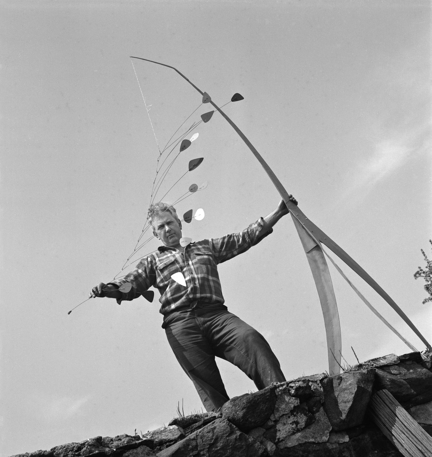 Calder with Giraffe (1941) in Roxbury, Connecticut, 1941 Courtesy of Calder Foundation, New York / Art Resource, New York. Artist Copyright: © 2020 Calder Foundation, New York / Artists Rights Society (ARS) New York. Photo: Herbert Matter © 2020 Calder Foundation, New York