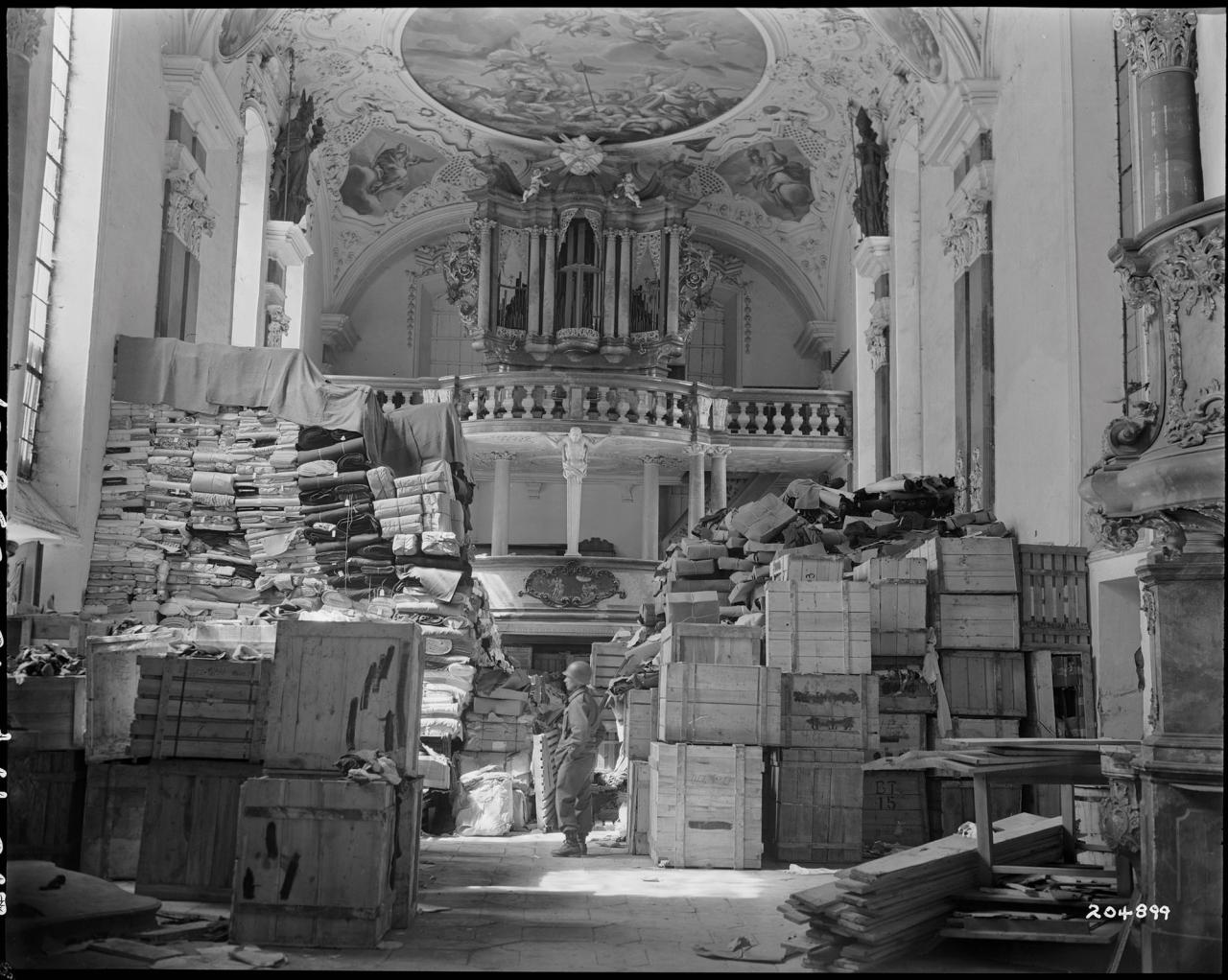 在第二次世界大战结束时，纳粹的战利品在很多地方被发现，比如纽伦堡国家档案馆和记录管理局附近的这座教堂