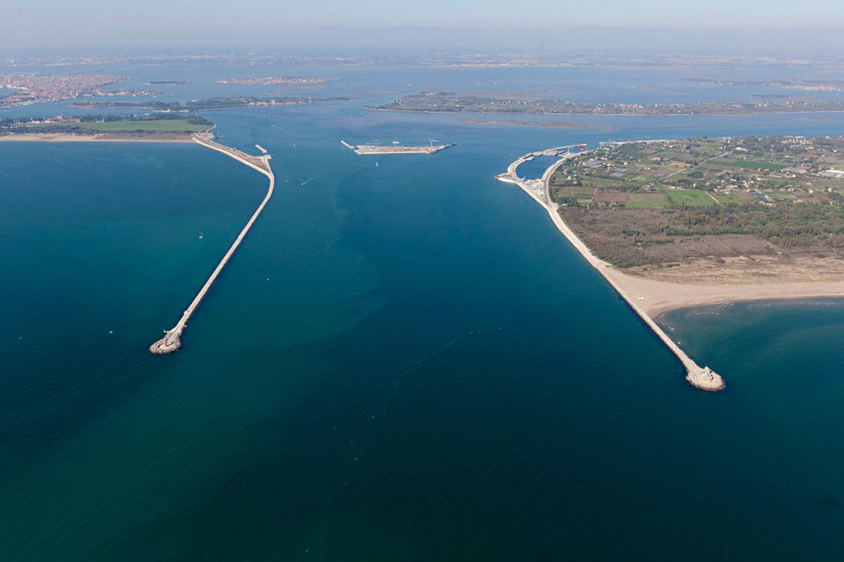 The Lido entrance, one of the three Adriatic-to-lagoon openings where the barriers are being installed cc Magistrato alle Acque di Venezia - Consorzio Venezia Nuova