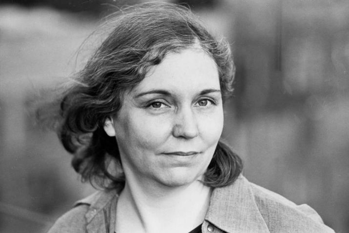 Nancy Holt on a NYC rooftop, October 1977 Leandro Katz. © Holt/Smithson Foundation, Licensed by VAGA/New York.