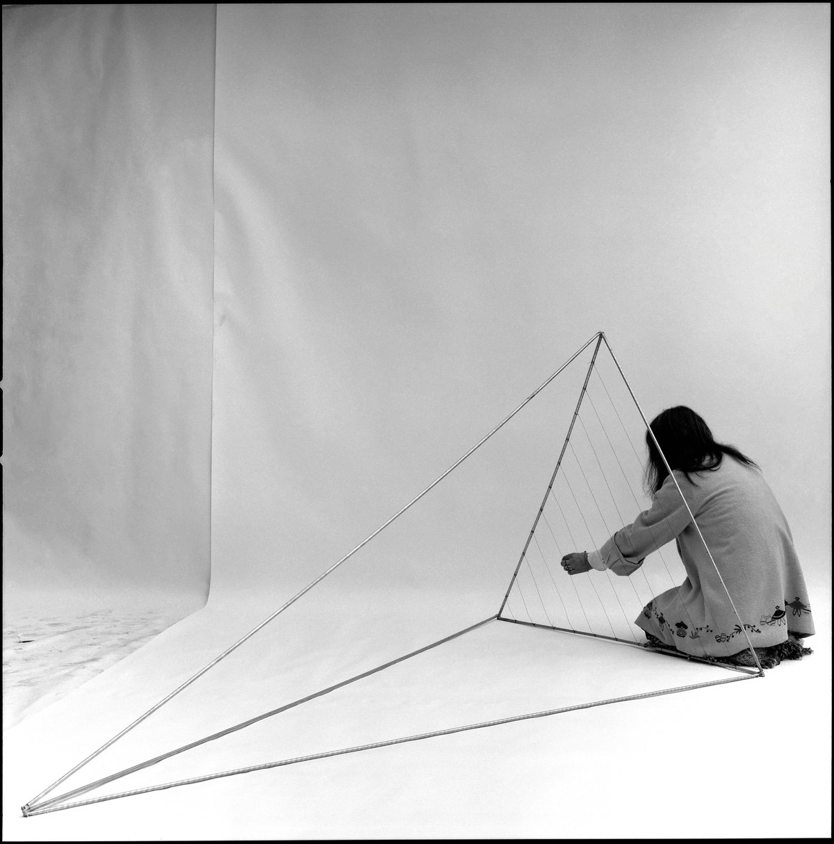 Marisa Merz, pictured installing Harp (1967-68) in Turin in 1973 Photo: Paolo Pellion; Courtesy Eredi/Heirs Paolo Pellion di Persano, Torino