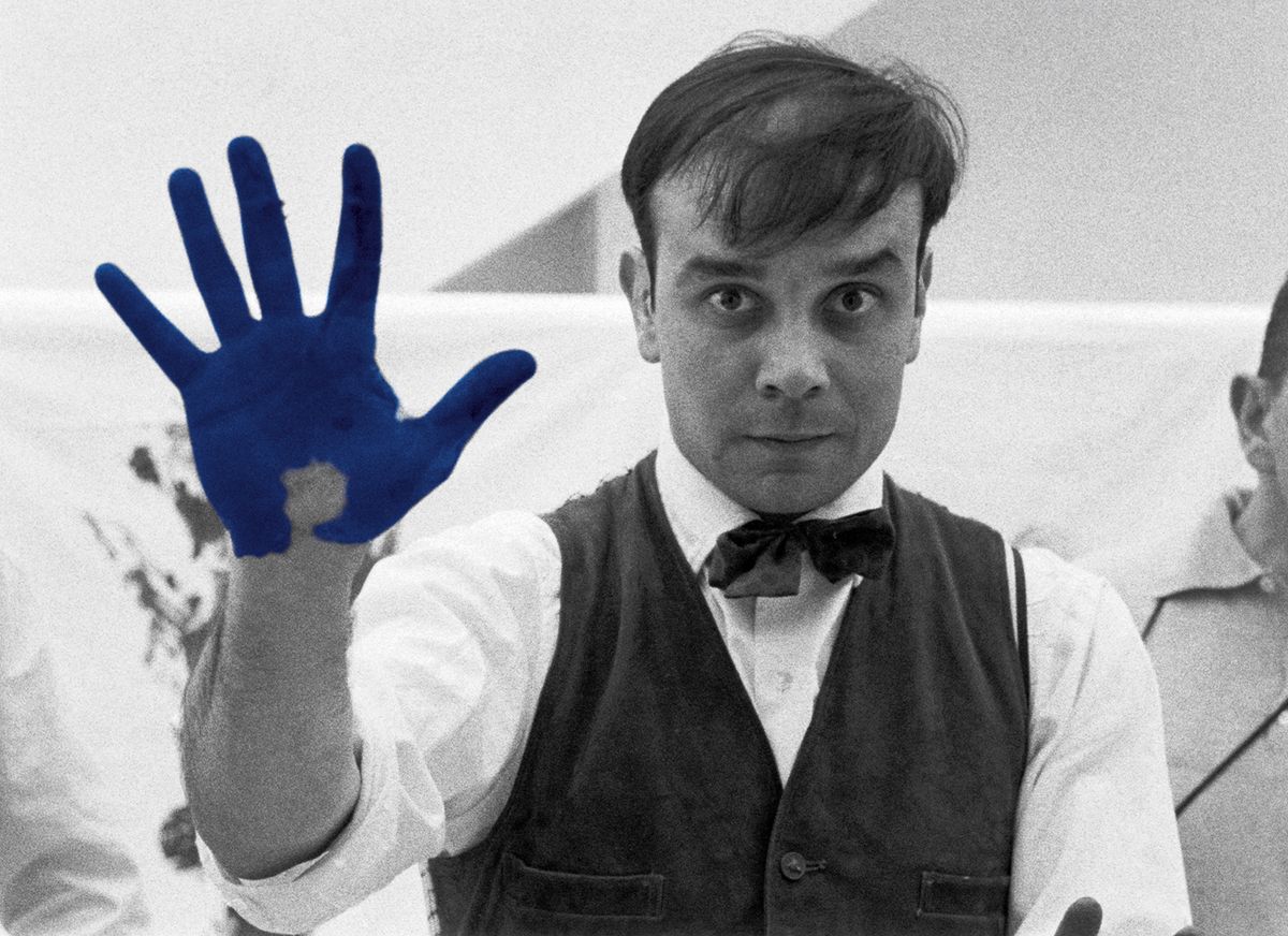 Yves Klein during the shooting The Heartbeat of France, a documentary by Peter Morley Photo : Charles Wilp / BPK, Berlin