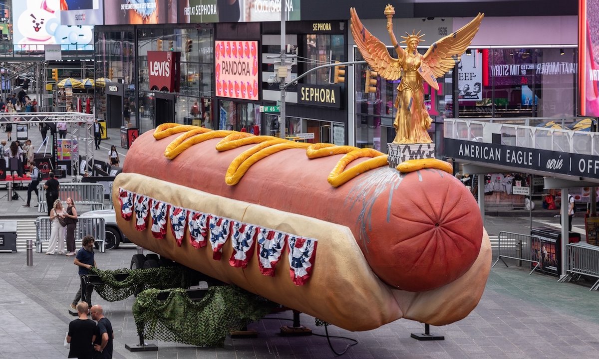 Artists’ monumental hot dog sculpture, now with patriotic toppings, returns to Times Square – The Art Newspaper Artists’ monumental hot dog sculpture, now with patriotic toppings, returns to Times Square – The Art Newspaper