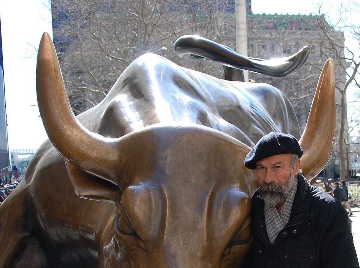 Arturo Di Modica with the Charging Bull (1987; installed 1989) in New York in 2017