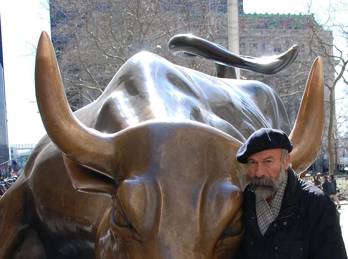 Arturo Di Modica with the Charging Bull (1987; installed 1989) in New York in 2017 