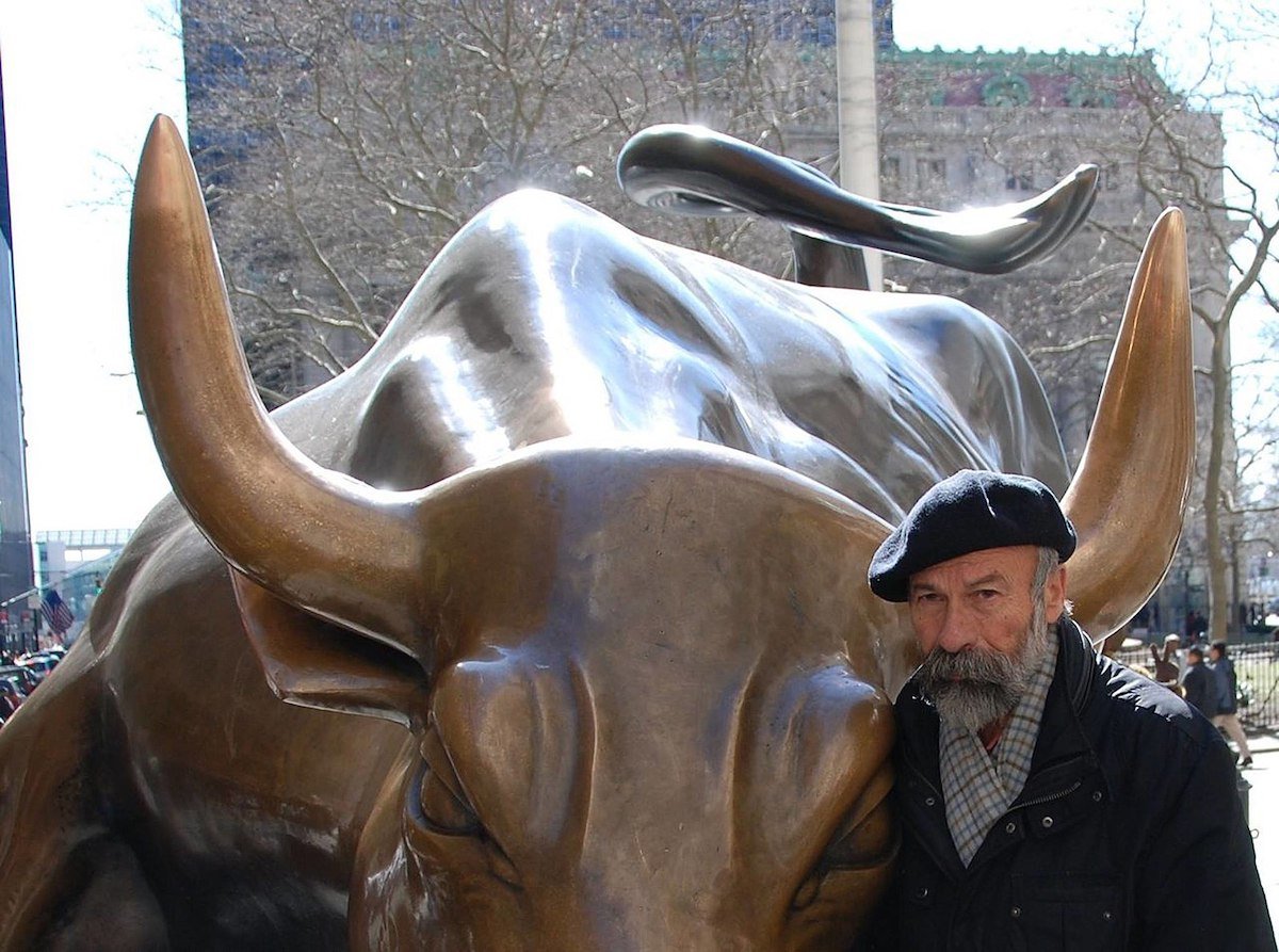 Arturo Di Modica with the Charging Bull (1987; installed 1989) in New York in 2017
