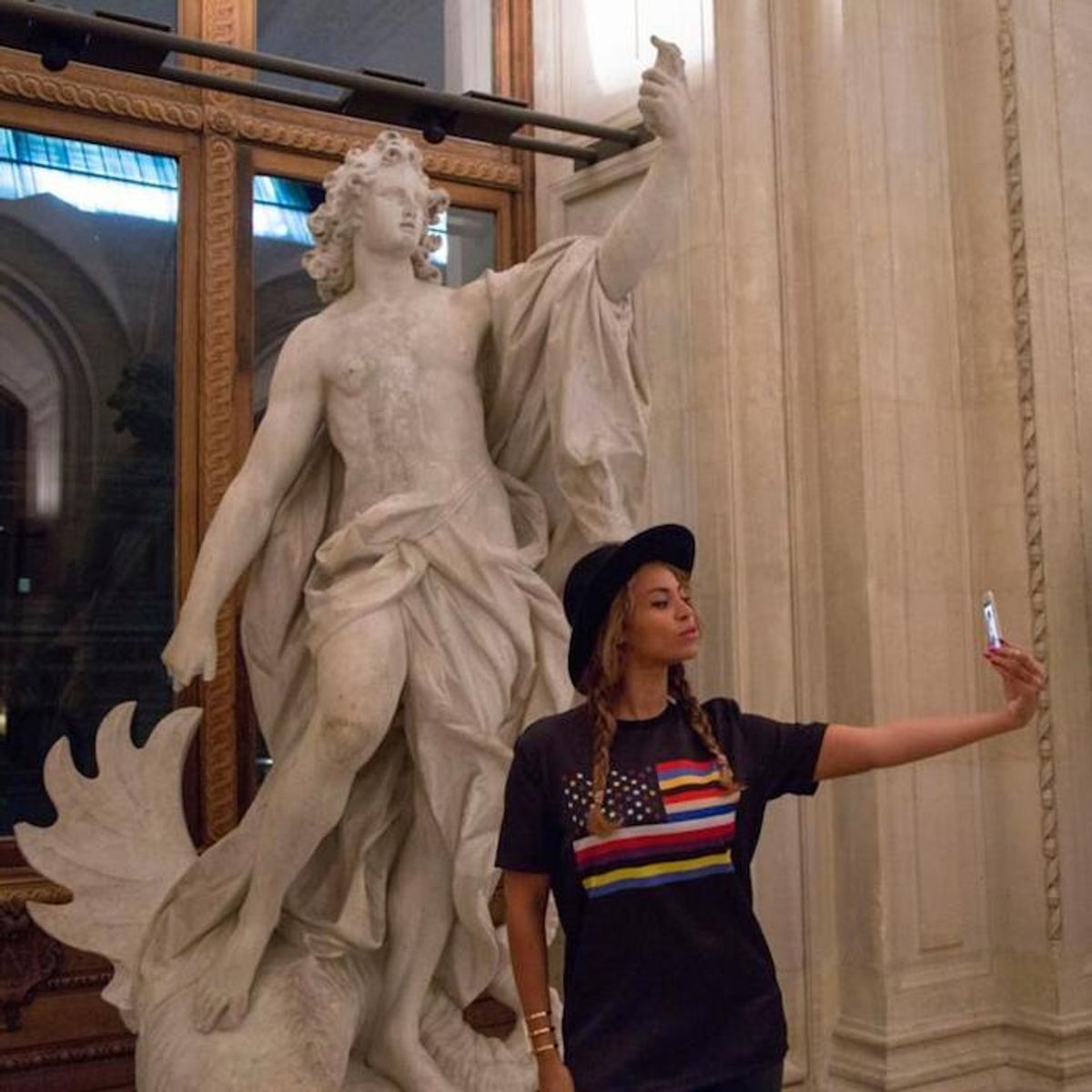 Beyonce takes a selfie at the Louvre 