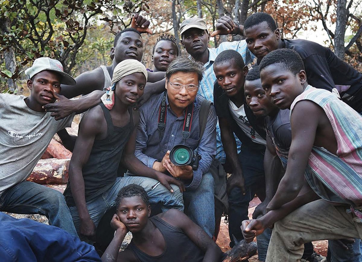 Lu Guang with loggers in the Democratic Republic of Congo in August 2016. © Lu Guang