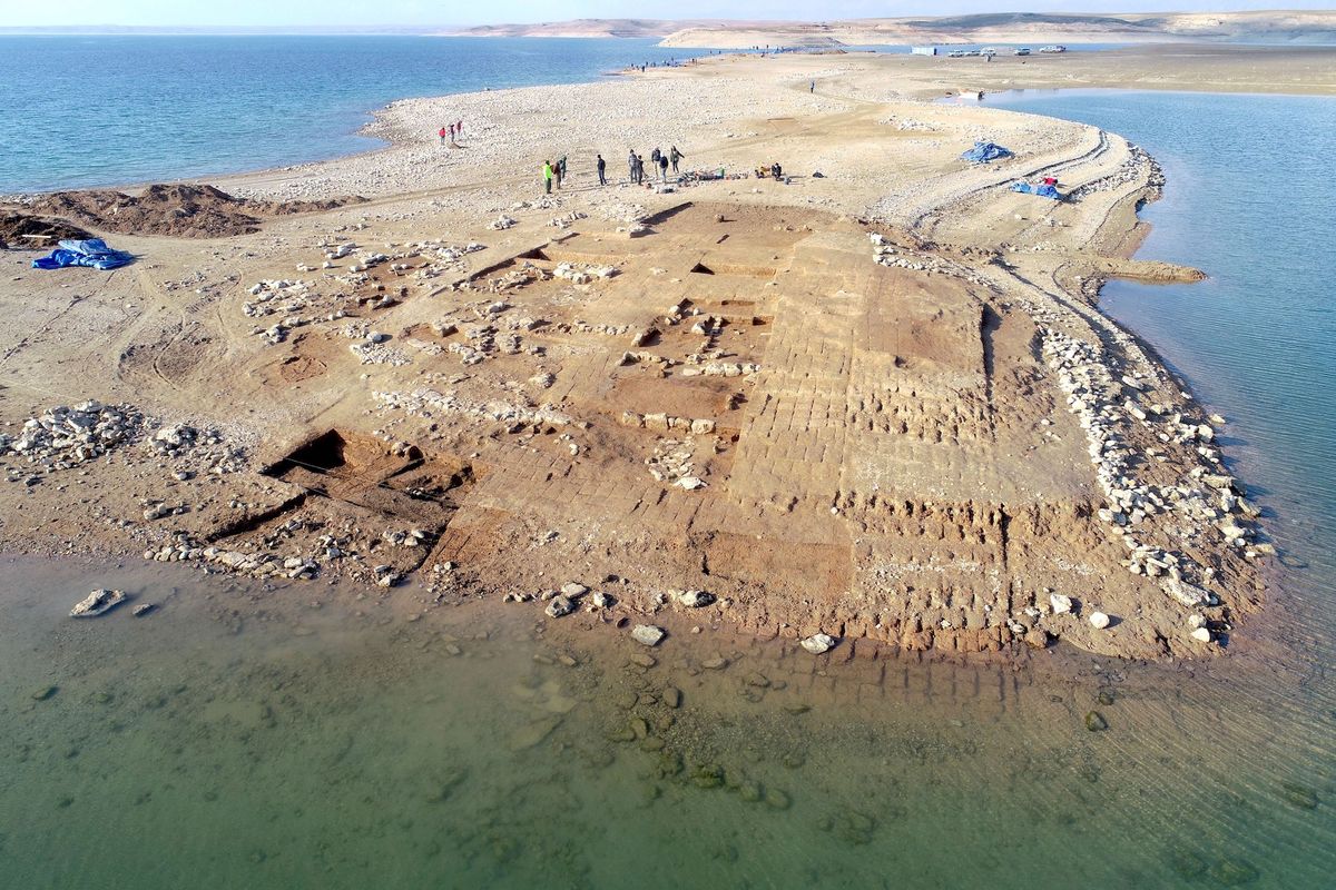 Aerial view of the excavations at Kemune with Bronze Age architecture partly submerged in the lake Photo: Universities of Freiburg and Tübingen, KAO