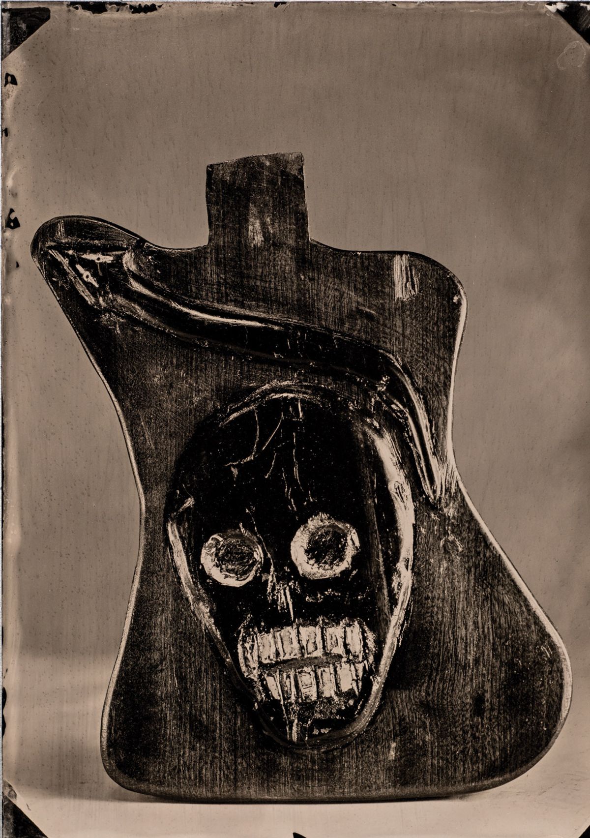 Freeman Vines's Hanging Tree Guitar #3 ("Souls Died to Talk to You") (2018) © Timothy Duffy. Courtesy Music Makers Relief Foundation