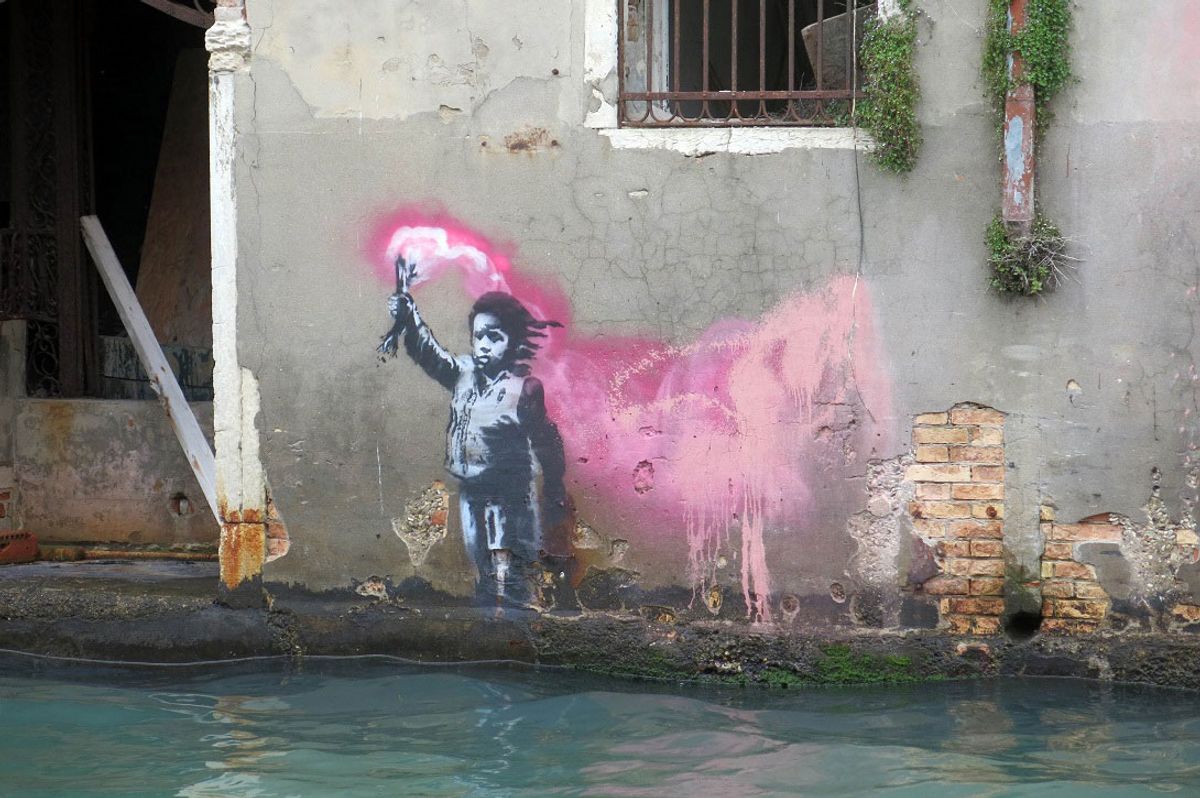 A stencil of a migrant child wearing a lifejacket has appeared in Venice © Lapo Simeoni/Instagram