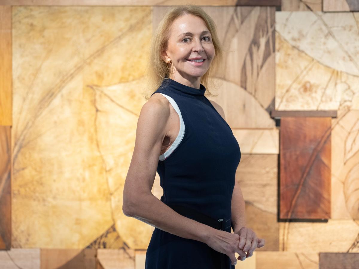 Elizabeth Dorazio in front of her artwork Xylophone (2022) Photo: Augustine Paredes – Seeing Things. Courtesy Department of Culture and Tourism, Abu Dhabi. Artwork © the artist