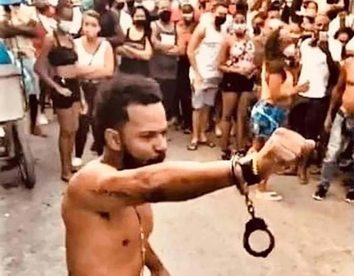 Police attempted to arrest the artist Maykel Osorbo in San Idisdro on 4 April, but passersby came together to protest and prevent his detention 
