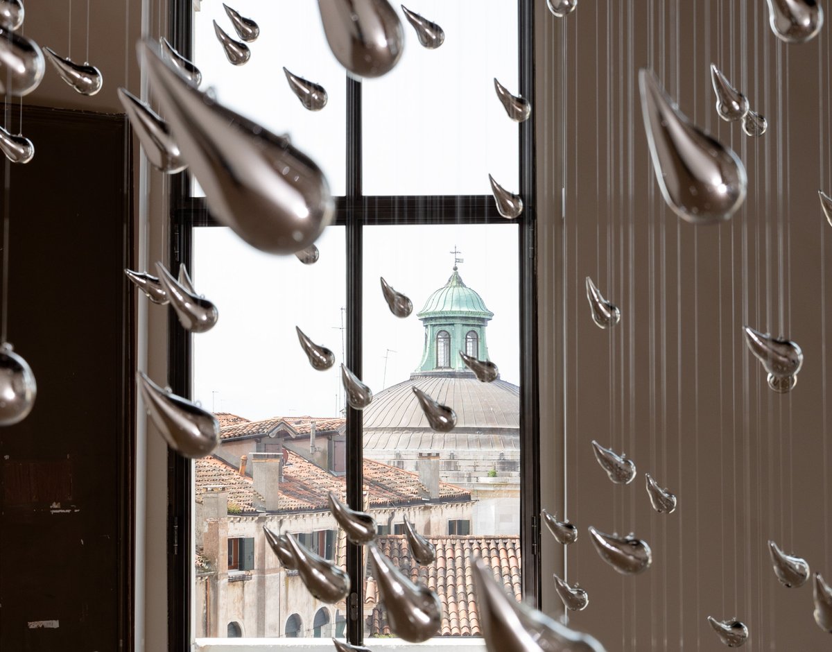 Urs Fischer, Omen (2024) in the Palazzo Diedo Photo: Massimo Pistore. Courtesy of Gagosian and Berggruen Arts & Culture