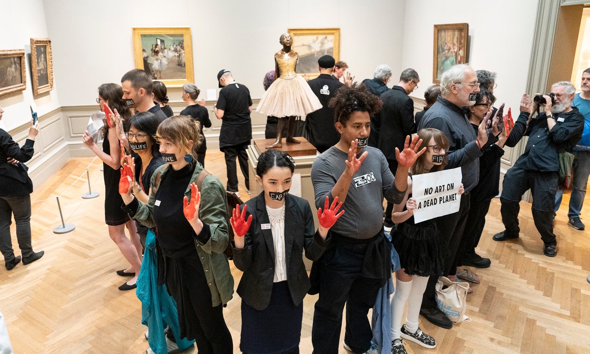 Local weather activists, protesting federal expenses in opposition to their colleagues, rally on the Metropolitan Museum Local weather activists, protesting federal expenses in opposition to their colleagues, rally on the Metropolitan Museum