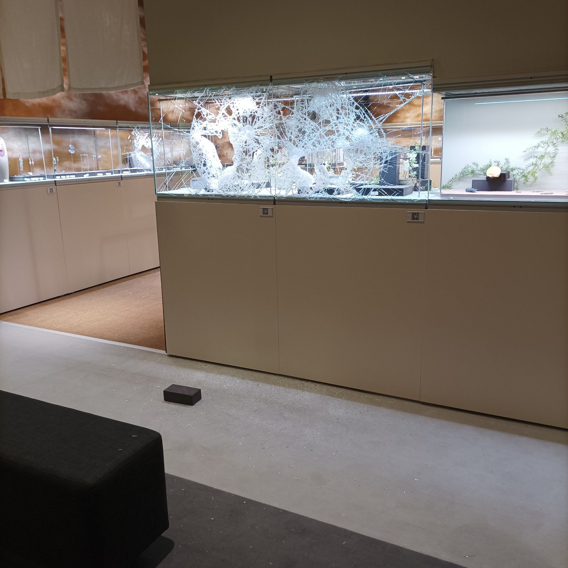 Tefaf Maastricht fair evacuated after attempted armed robbery